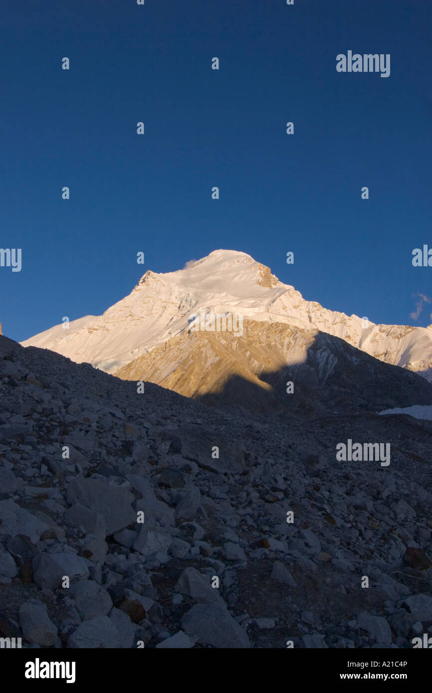 Sunset on Mount Cho Oyu in Tibet Stock Photo - Alamy