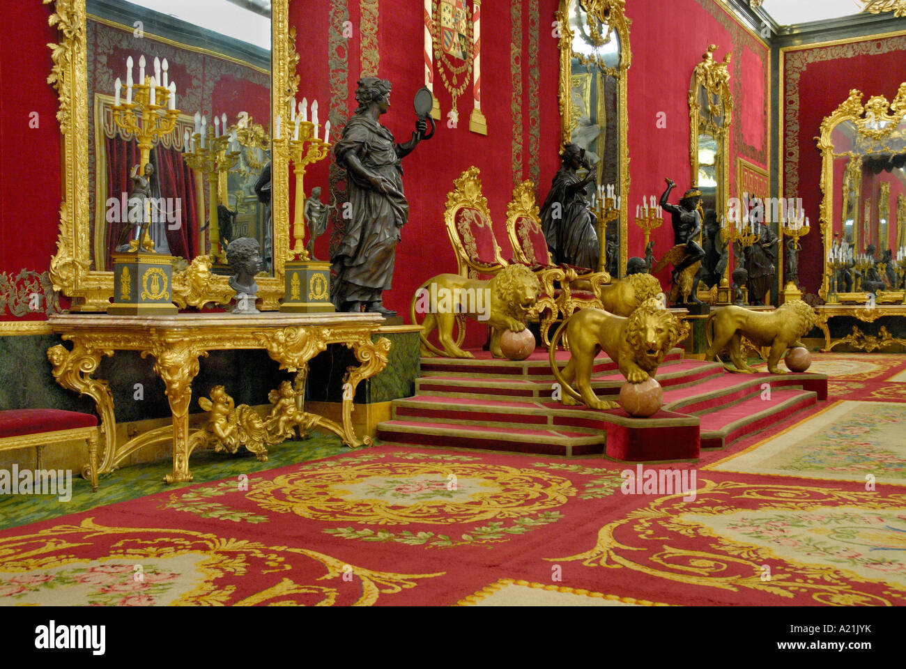 Омега королевского дворца. Королевский дворец в Мадриде Тронный зал. Королевский дворец в Мадриде зал Гаспарини. Тронный зал короля Испании. Дворец короля Испании в Мадриде.