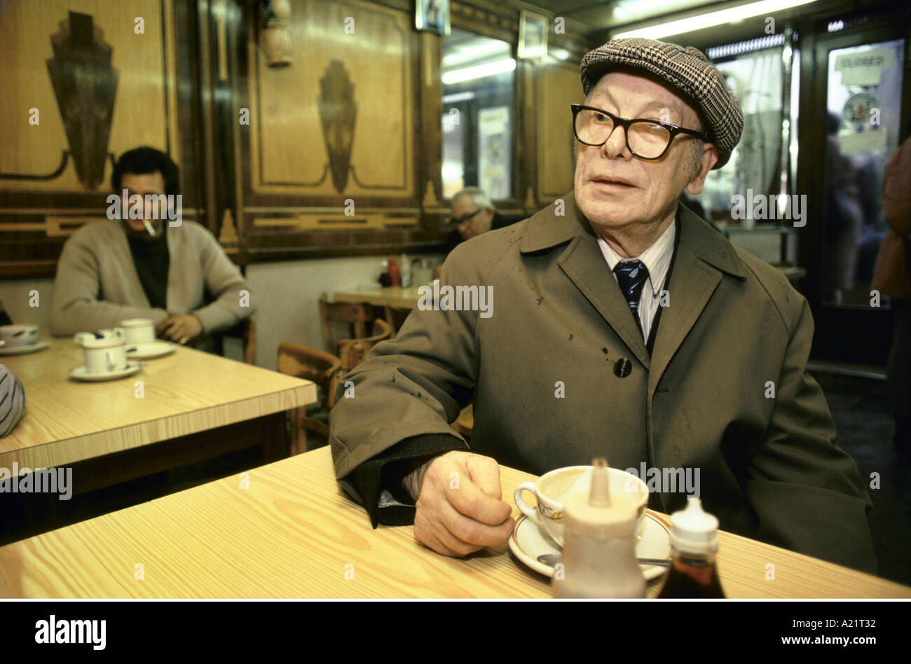 Elderly man in flat cap uk hi-res stock photography and images - Alamy
