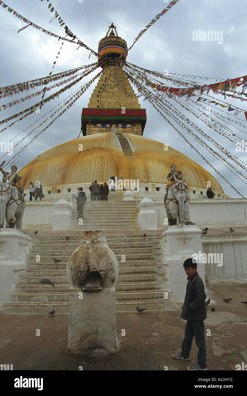 Nepal 2005 the Bodnath Stupa which is one of the largest Stupa in Asia is a site of pilgramage for Buddhist pilgrims from all o Stock Photo