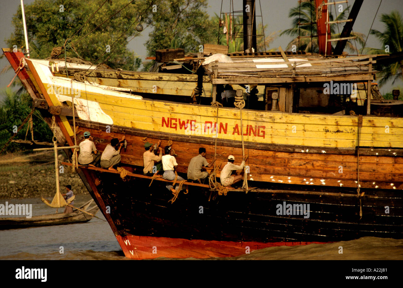 Burmese boat painting hi-res stock photography and images - Alamy