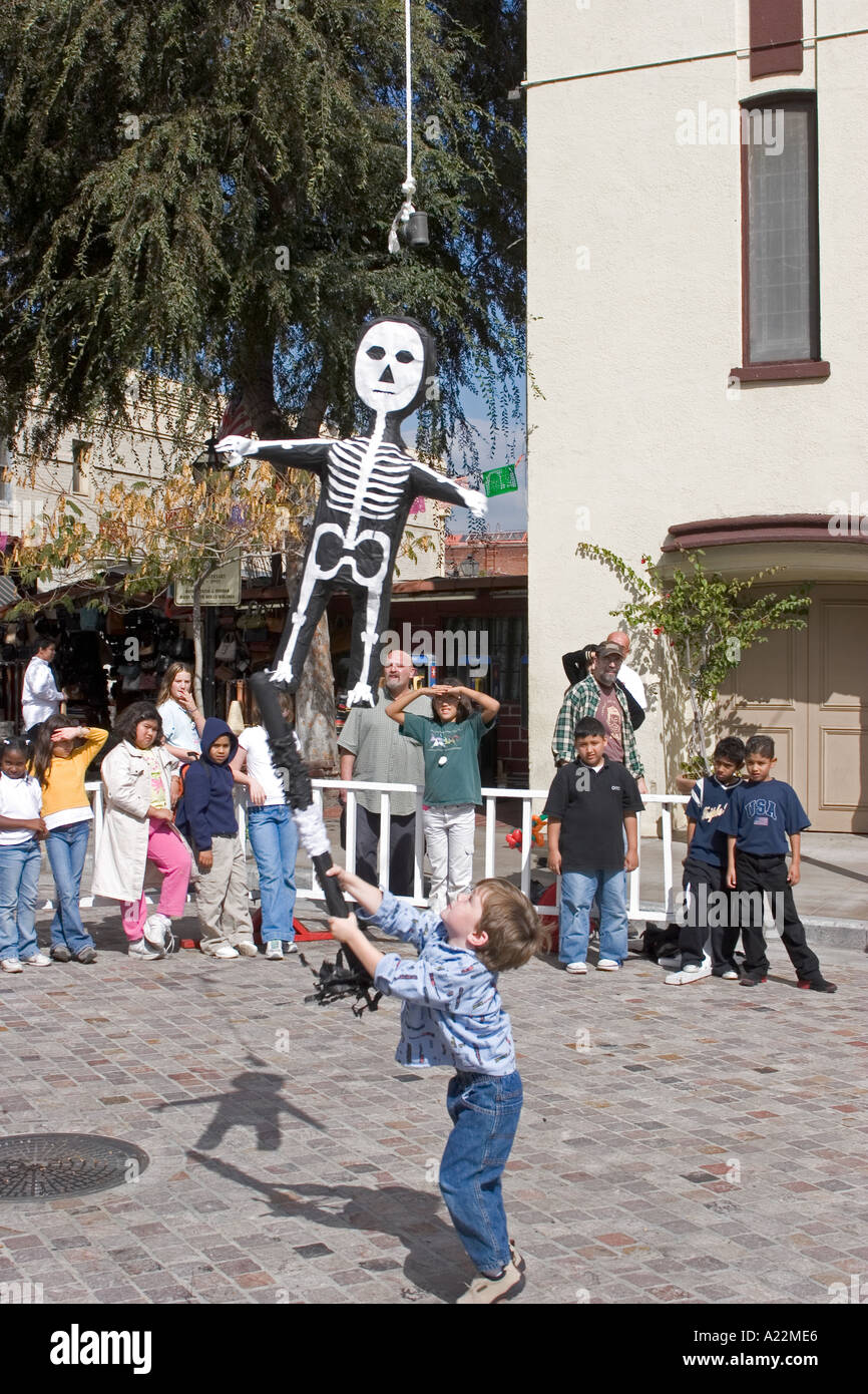 Famiglia di origine ispanica per celebrare il compleanno del bambino con la  piñata Foto stock - Alamy