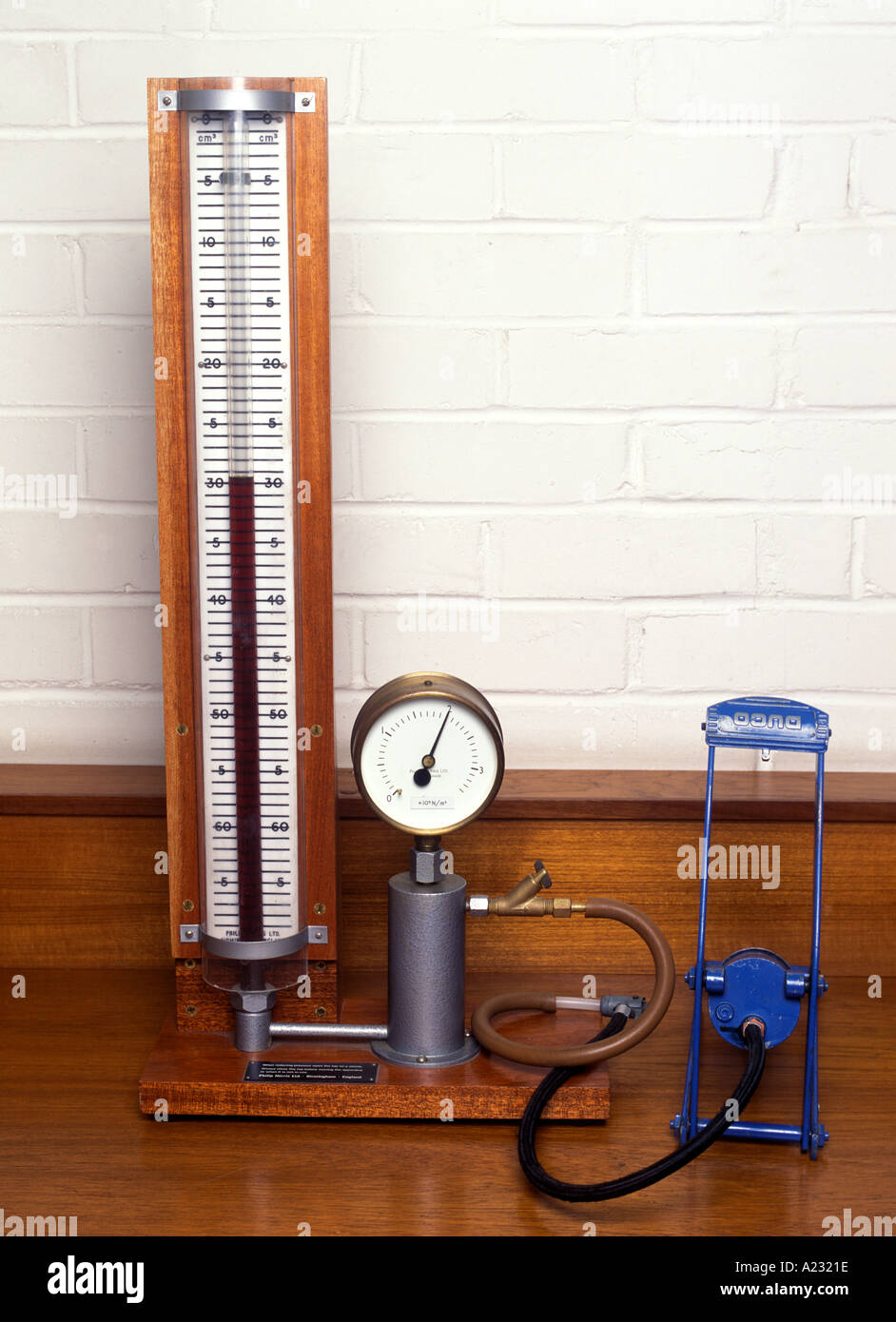 Boyle's law apparatus for investigating the relationship beween the