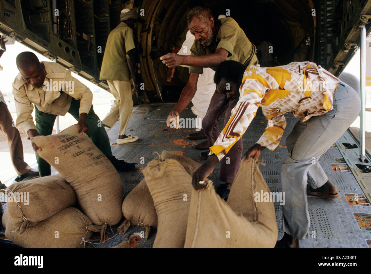 FAMINE IN SUDAN 1985 REFUGEE CAMP AT EL FASHER DARFUR REGION AMERICAN FOOD AID ARRIVES AT EL FASHER AIRPORT Stock Photo
