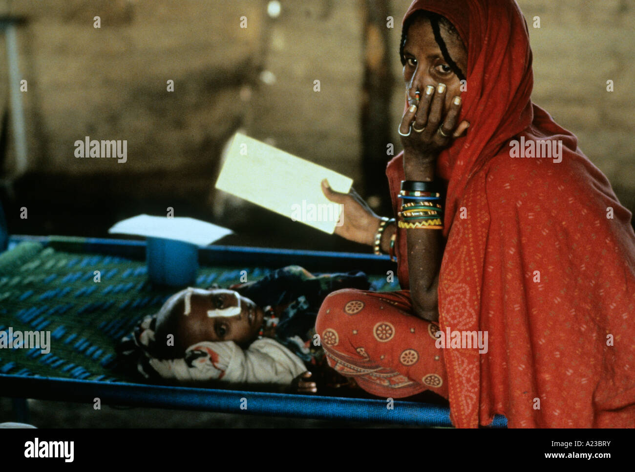 FAMINE IN SUDAN 1985 GIRBA REFUGEE CAMP ON BORDER WITH ETHIOPIA IN GEDAREF PROVINCE Stock Photo