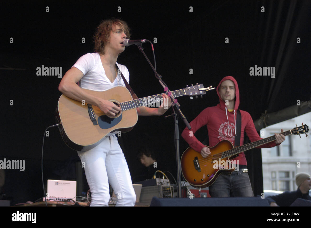 Razorlight performing at the I Count Climate Change Demonstration Trafalar Sq London 4th nOVEMBER 2006 Stock Photo