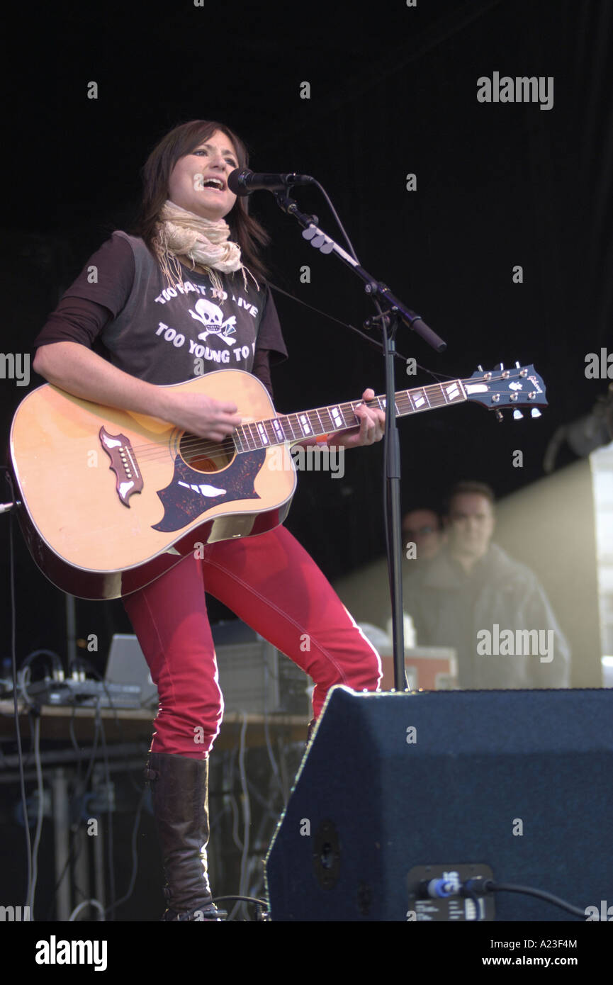 KT Turnstall sings to the crowd at the I Count Climate Change Demonstration in Trafalgar Sq London 4th November 2006 Stock Photo