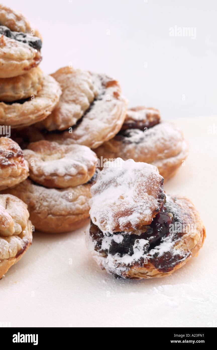 Pile of mince pies dusted with icing sugar, one in foreground Stock ...
