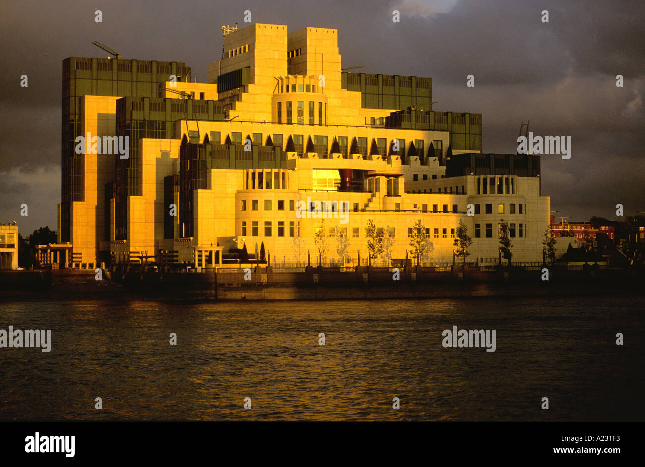 MI6 HEADQUATERS BY ARCHITECT FRANK GHEARY LONDON UK Stock Photo