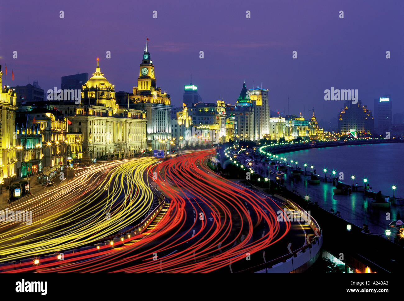 Urban street scene at night hi-res stock photography and images - Alamy