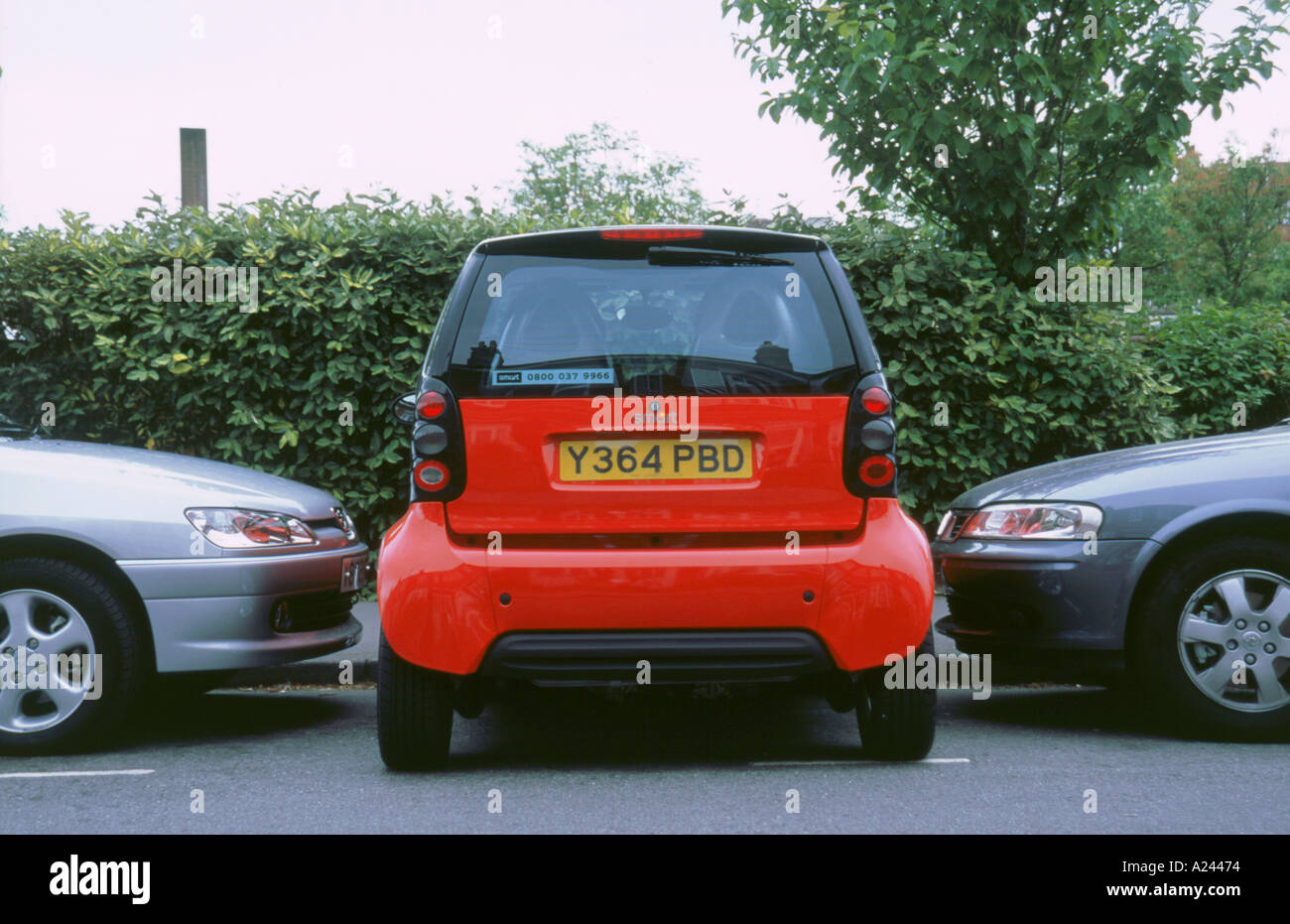 Smart car small parking space hi-res stock photography and images - Alamy