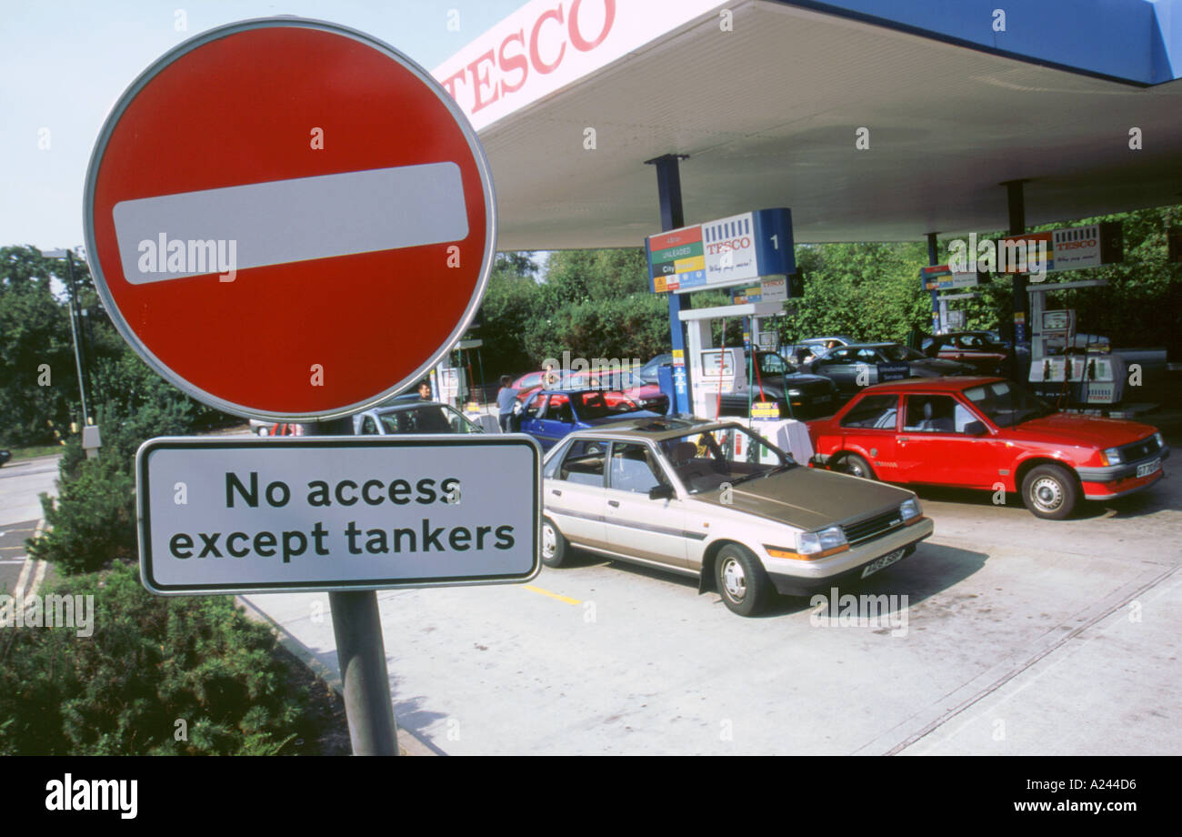 Fuel crisis 2000 Queues for petrol Stock Photo Alamy