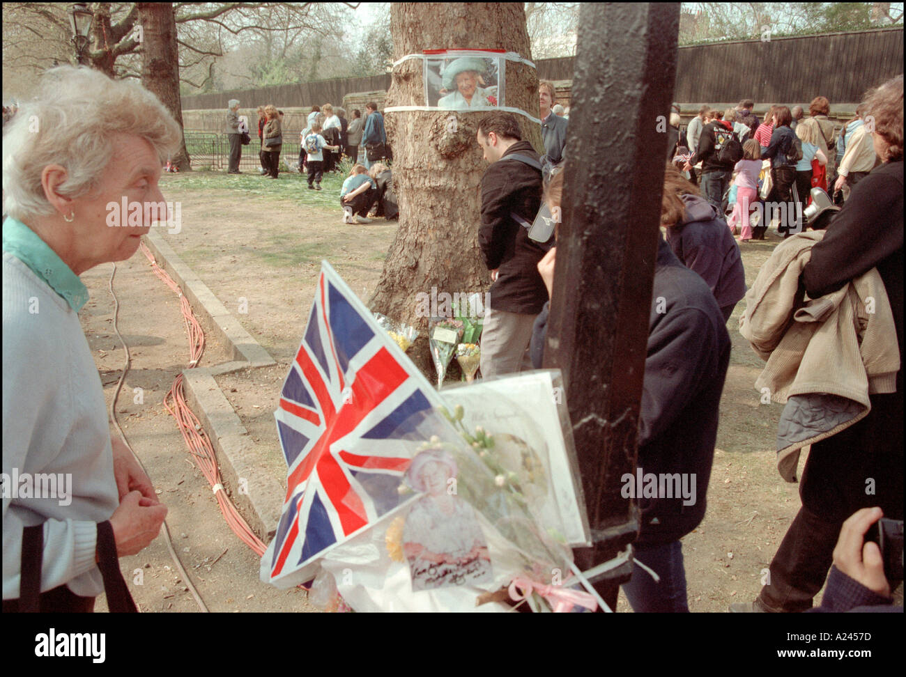 London In 2002 The mall london clarence house hi-res stock photography and images - Alamy