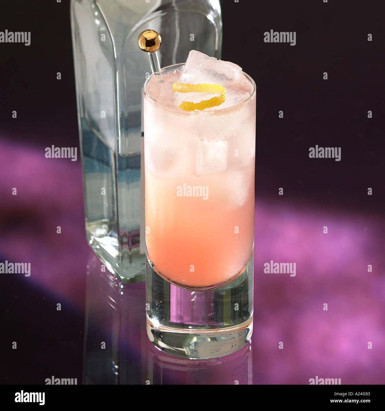 Cocktail Londoner London Dry Gin Fraise Dry Vermouth Lemon juice ice soda water Keywords drink alcohol classic long Stock Photo