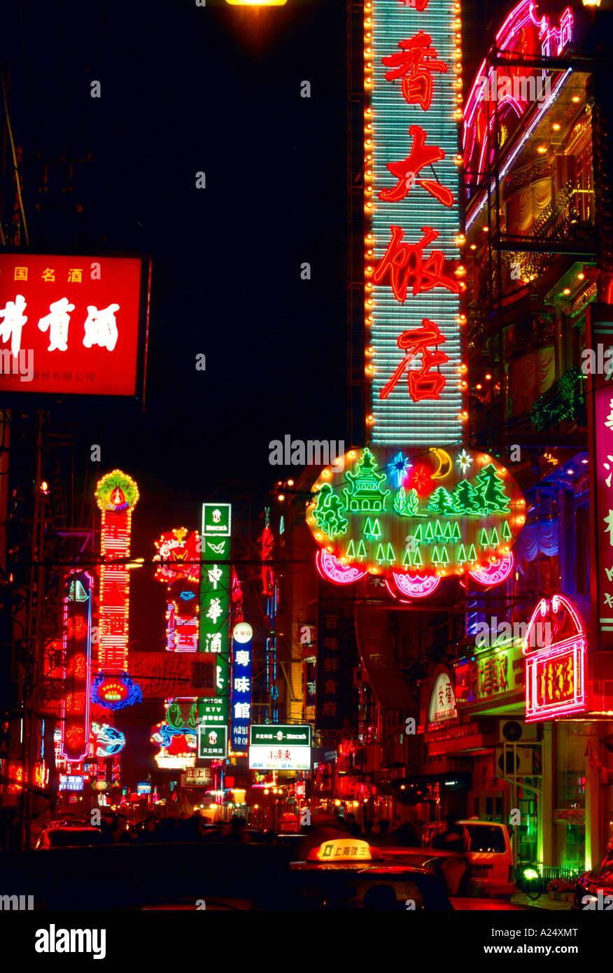 Leuchtreklame Main Shopping Street Zhapu Lu Shanghai China Stock Photo