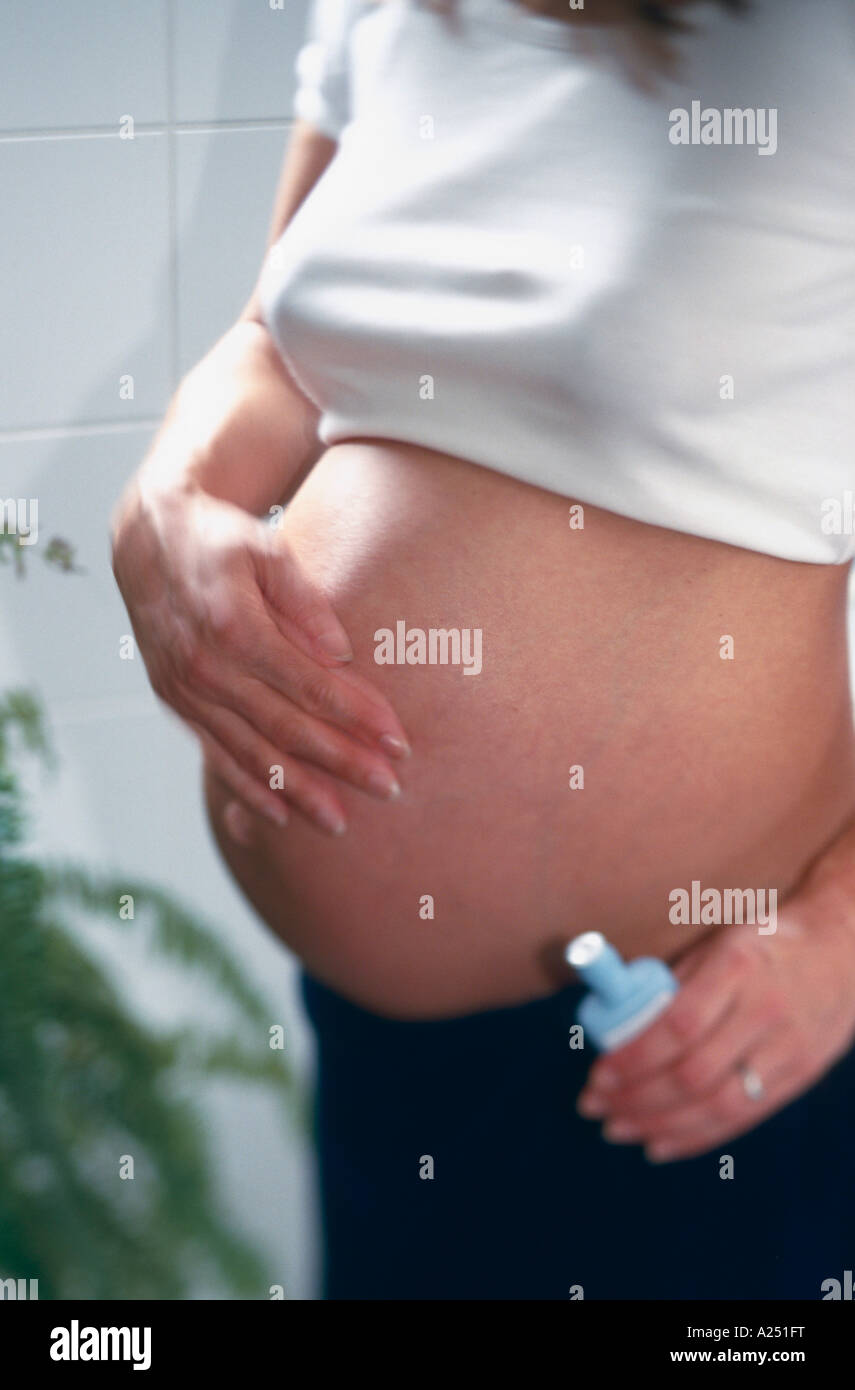 Schwangerschaft Bauch einoelen Bauchmassage Stock Photo