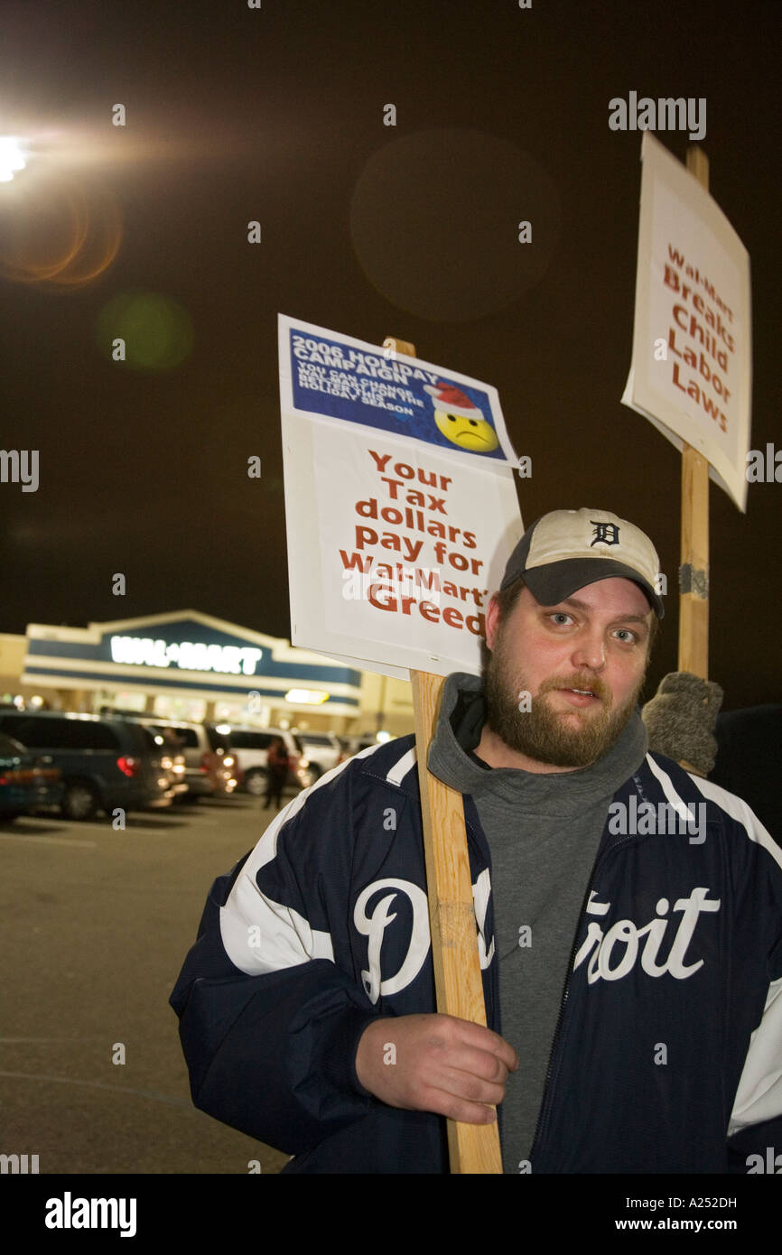 Protest Against Wal Mart's Labor Practices Stock Photo Alamy
