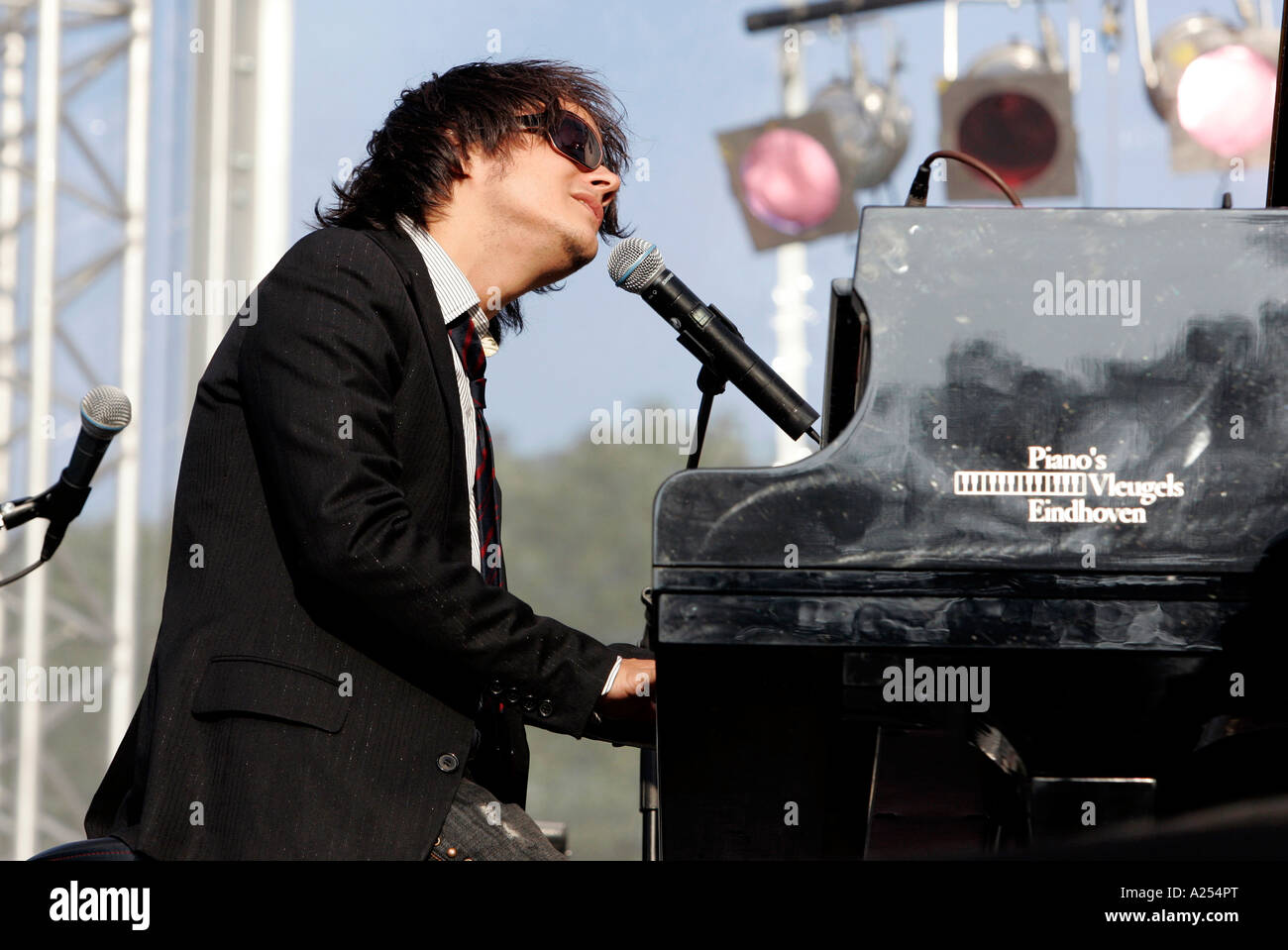 HOLLAND THE HAGUE British singer songwriter and pianist Jamie Cullum  performing on stage at the annual event Jazz in the Park Stock Photo - Alamy