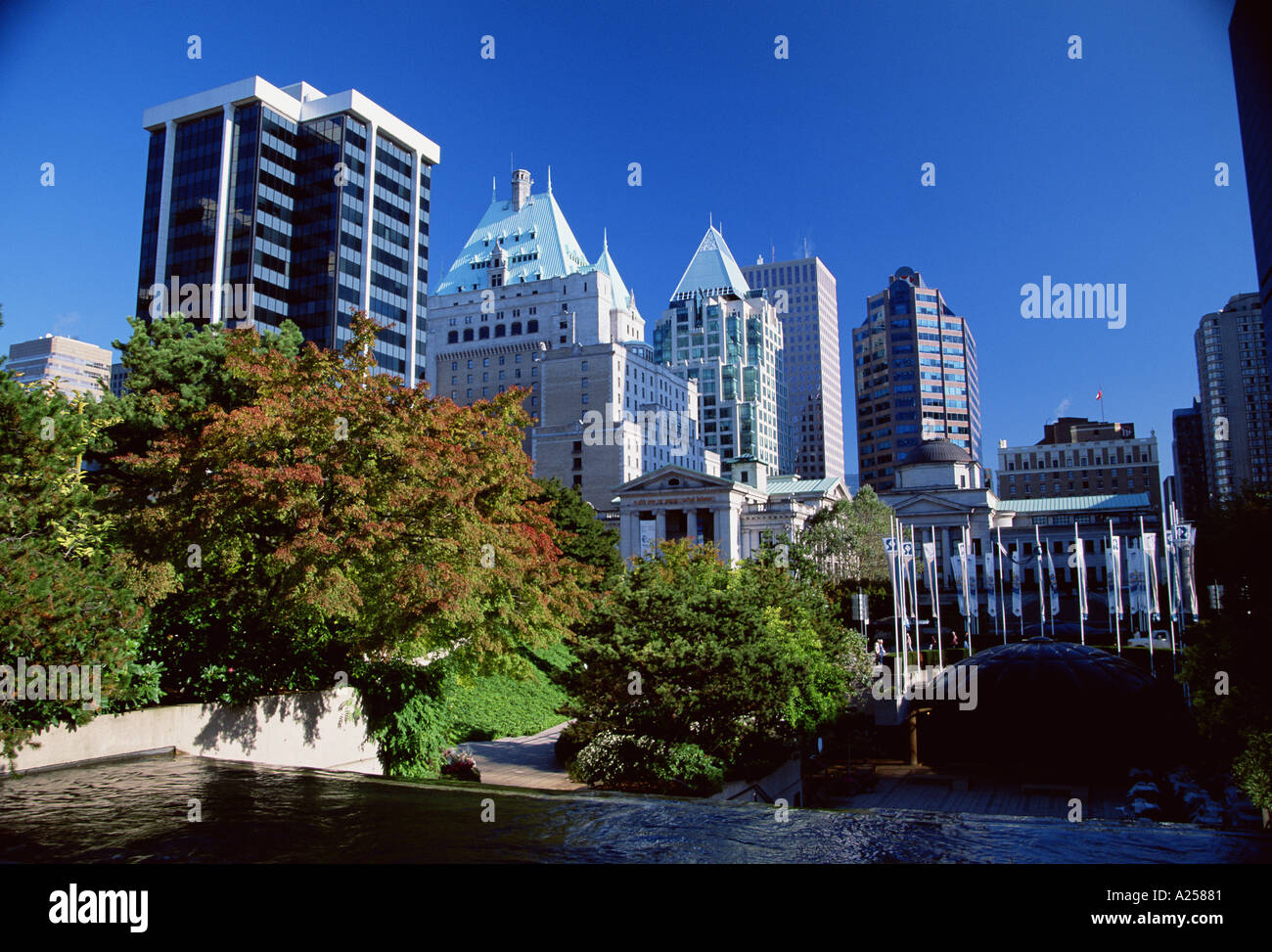 FOUNTAIN AND PARK IN DOWNTOWN VANCOUVER CANADA Stock Photo Alamy