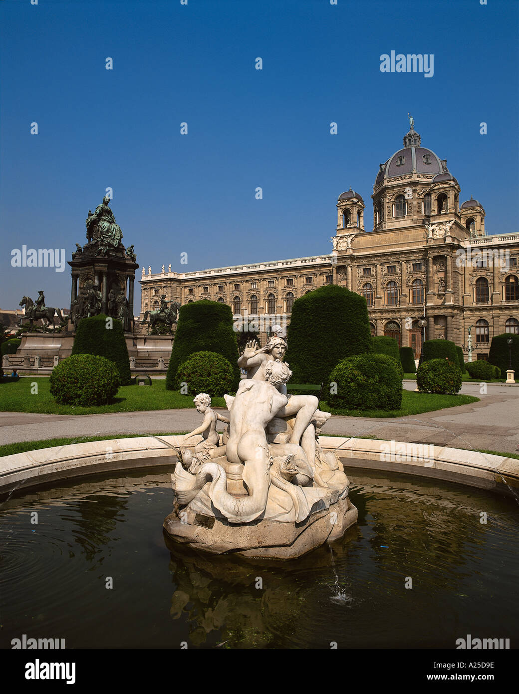 STATUE IN POND IN FORMAL GARDENS Stock Photo - Alamy