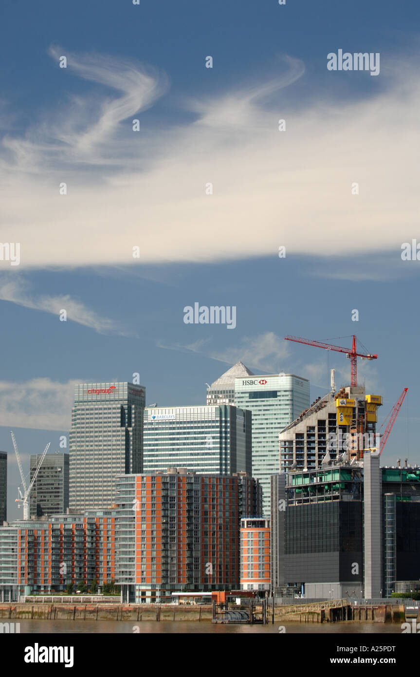 Hsbc canary wharf cloud hi-res stock photography and images - Alamy