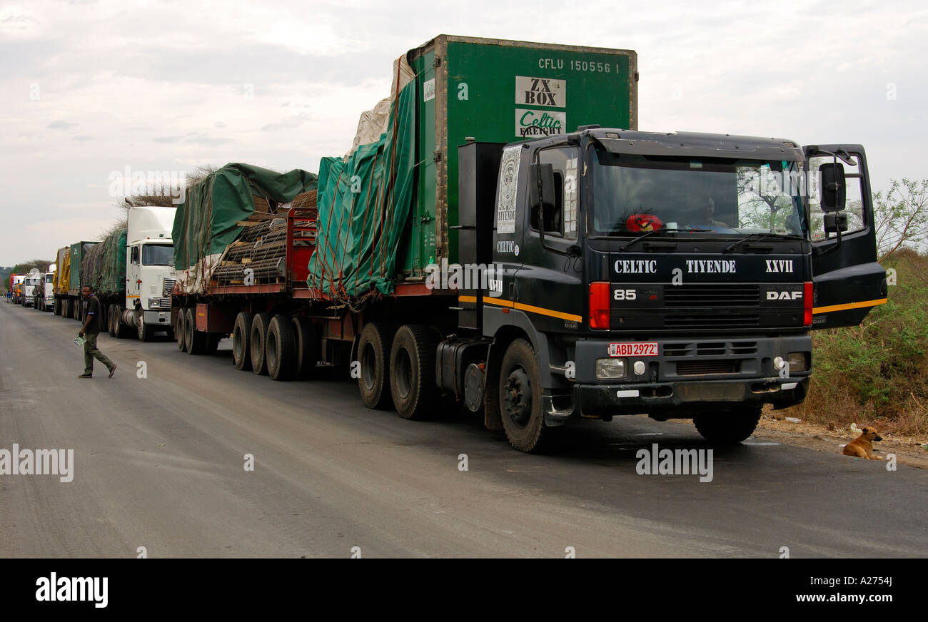 イメージ Waiting trucks at the frontier post, Kazungula, border station