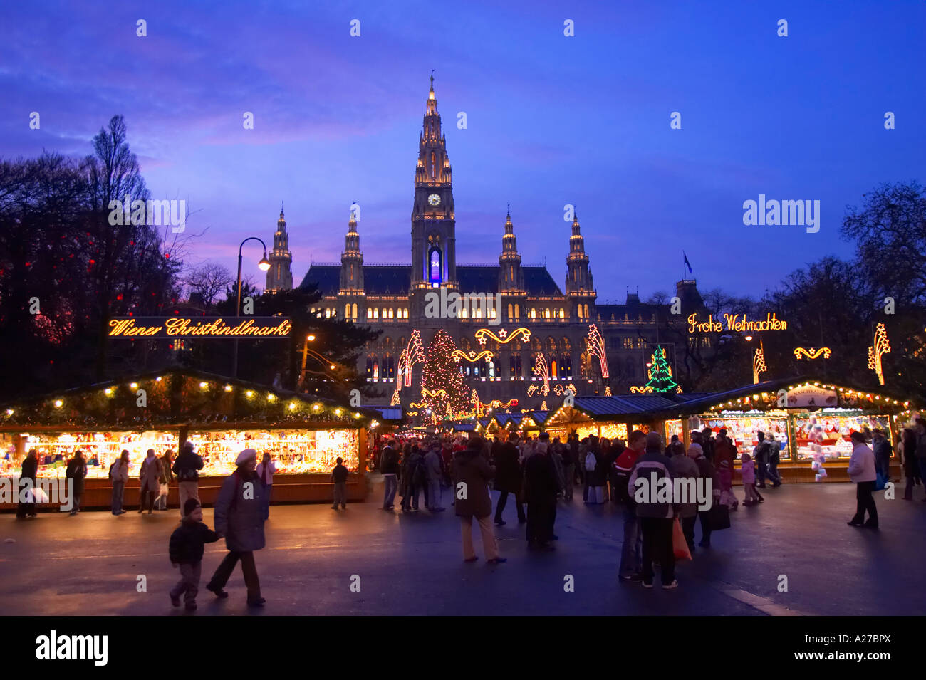 Rathaus Christmas Market At Night Neues Rathaus Vienna Austria Stock ...