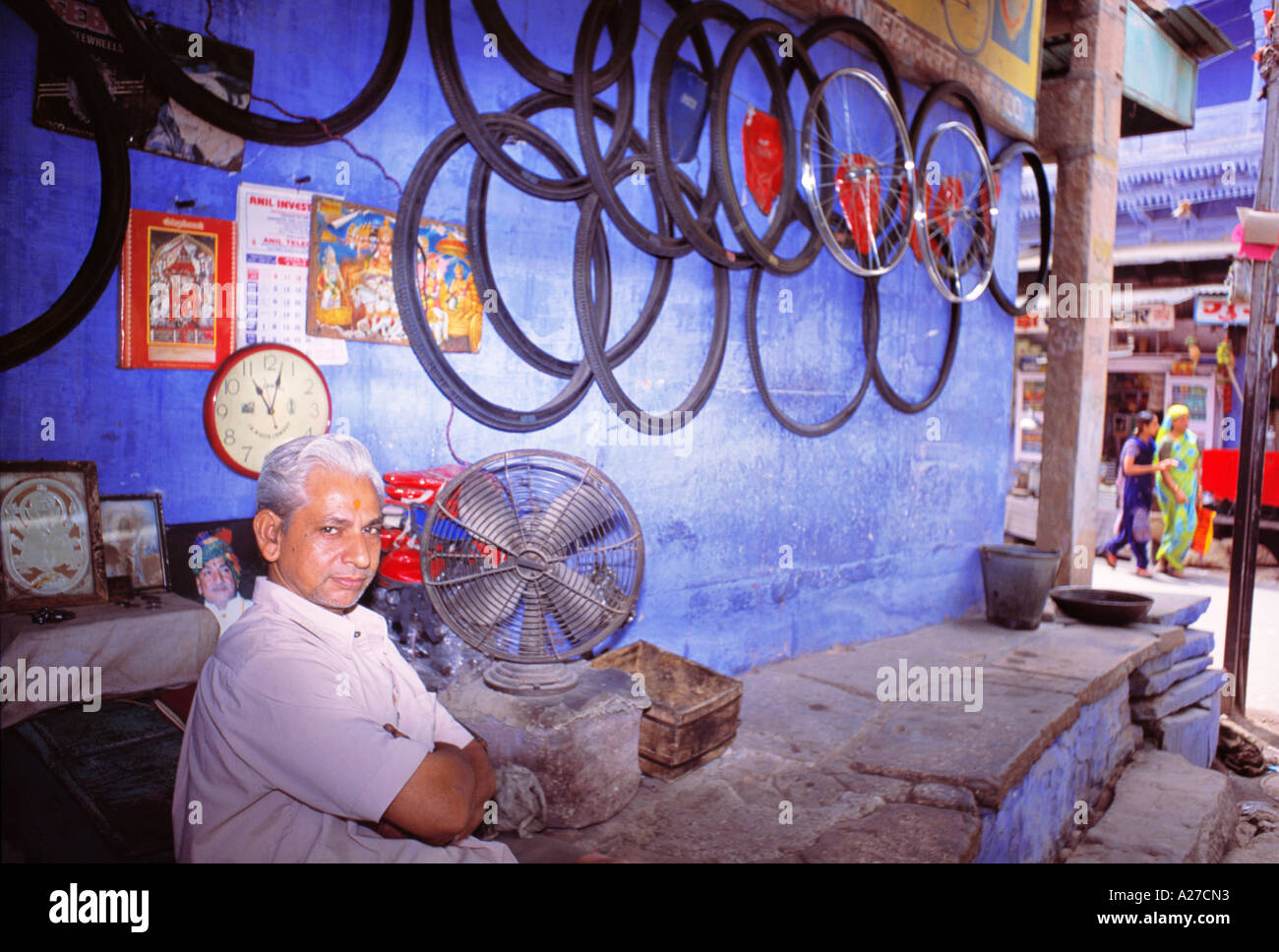 INDIA RAJASTHAN JODHPUR BIKE REPAIR AND TYRE SHOP Stock Photo - Alamy