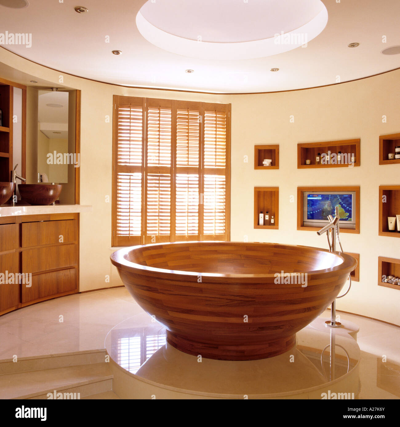 Round wooden bathtub in teak by William Garvey in modern bathroom Stock