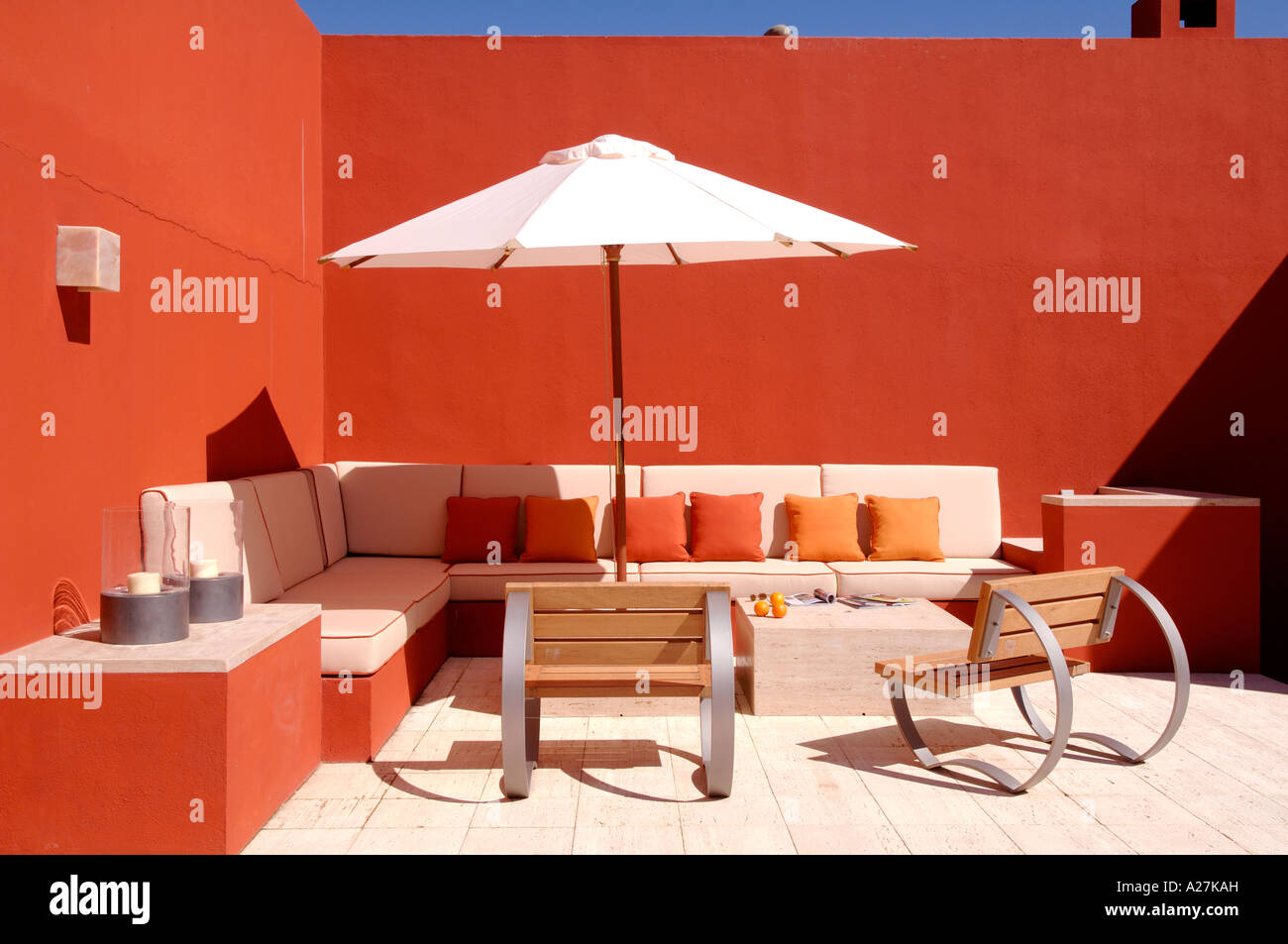 courtyard with parasol and seating in a Spanish villa designed by architects Legorreta & Legorreta Stock Photo