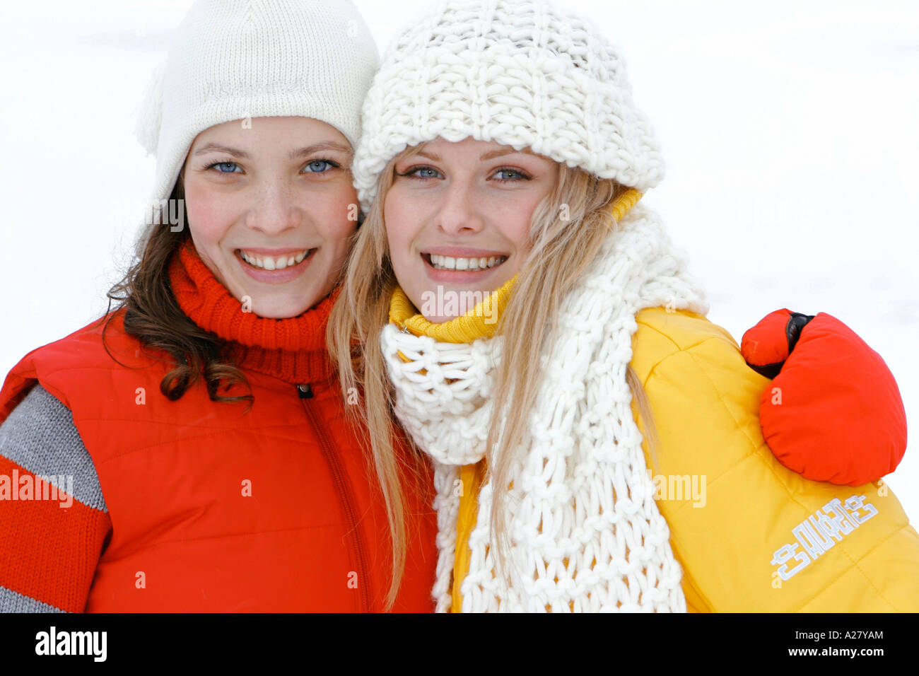 Zwei Frauen im Winterurlaub, two Women in Winter Holiday Stock Photo
