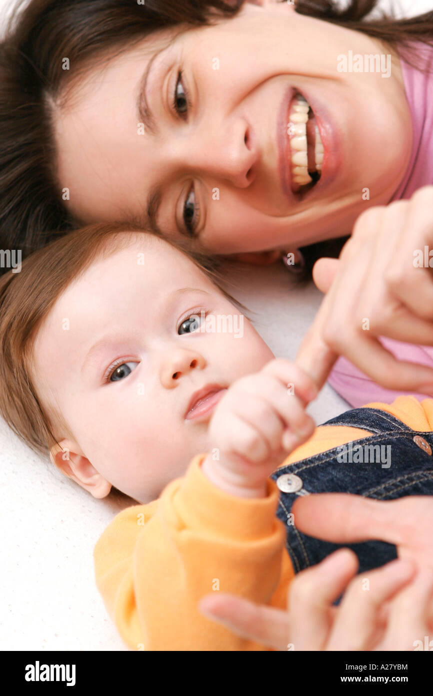 Glueckliche Mutter mit ihrem Baby, happy mother playing with her baby ...
