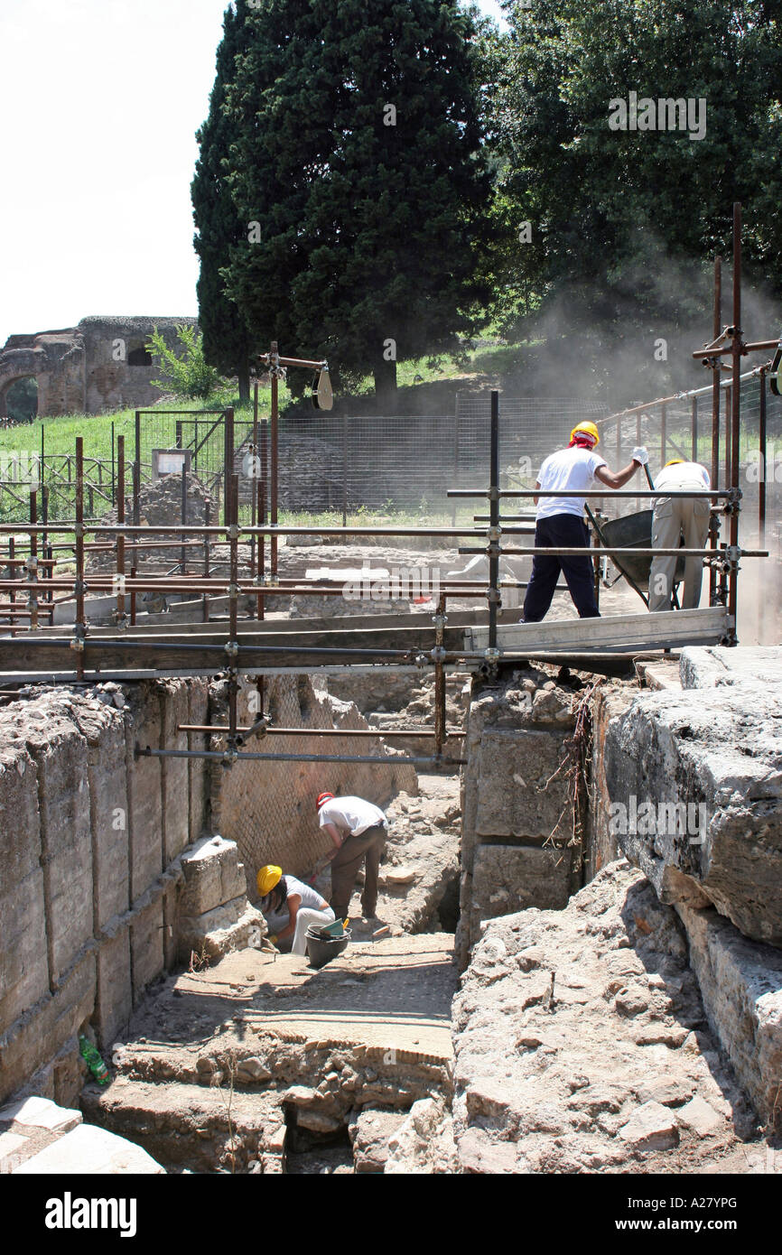 Rom Ausgrabungsarbeiten am Forum Romanum, archeologist works at ground ...
