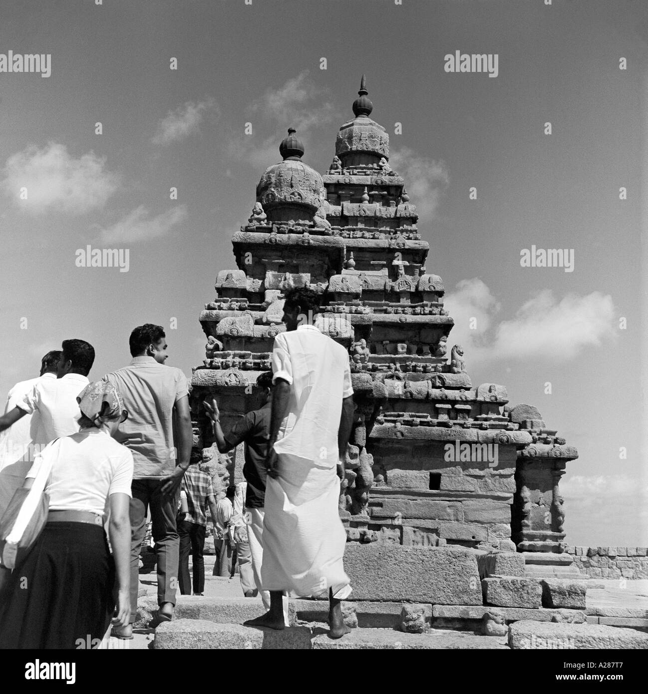 MAA76593 Tourists at Shore Temple at Mamallapuram Tamilnadu 7 th Century India Stock Photo