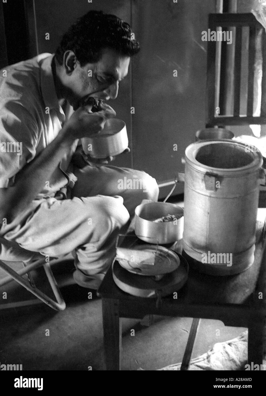 Satyajit Ray, Indian filmmaker, eating lunch while shooting Mahanagar, Calcutta, Kolkata, West Bengal, India, Asia, old vintage 1900s picture Stock Photo