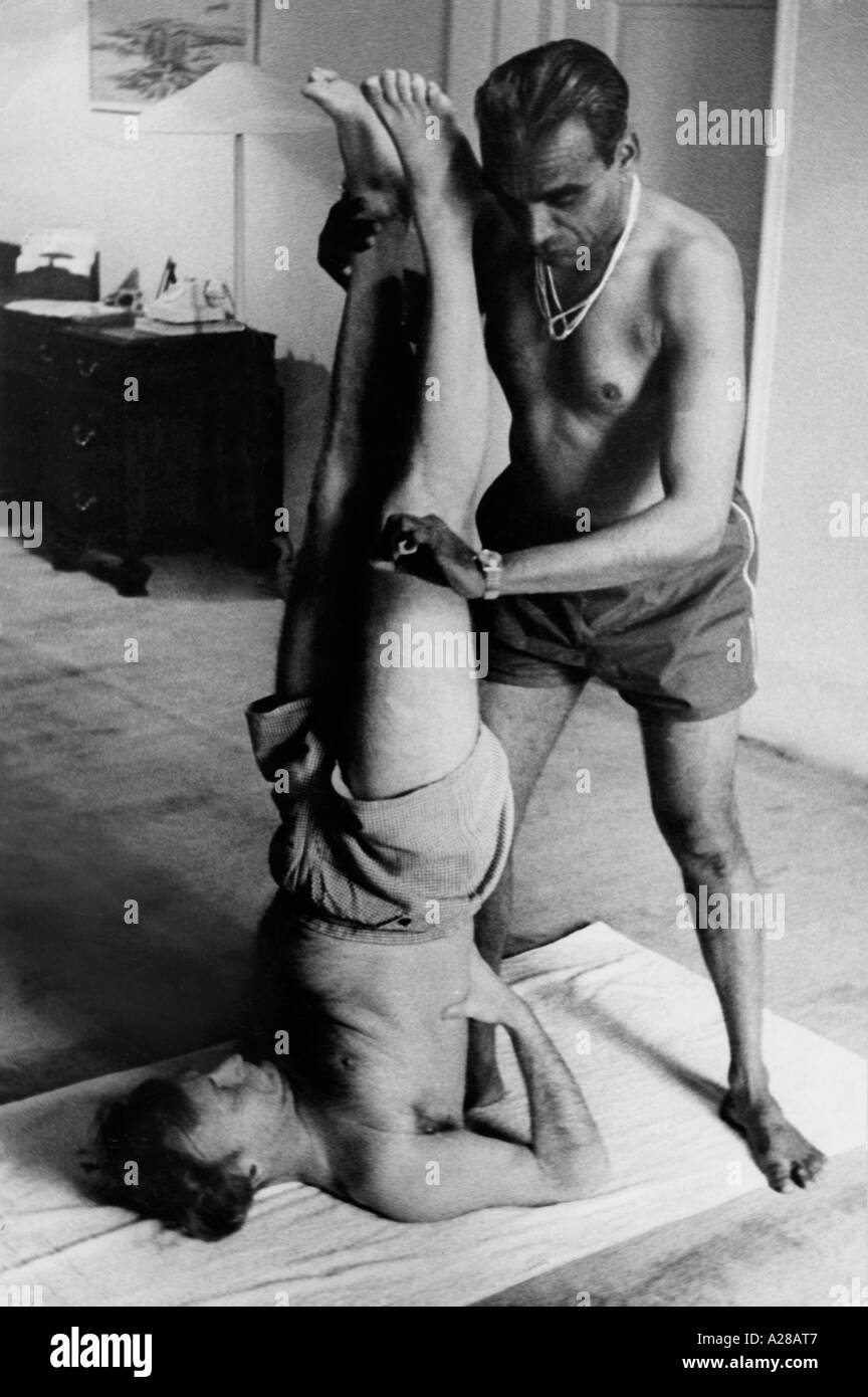 B. K. S. Iyengar, B K S yoga teacher, teaching BKS Iyengar Yoga to Yehudi Menuhin, Baron Menuhin, violinist, Delhi, India, Asia, 1970, old vintage Stock Photo