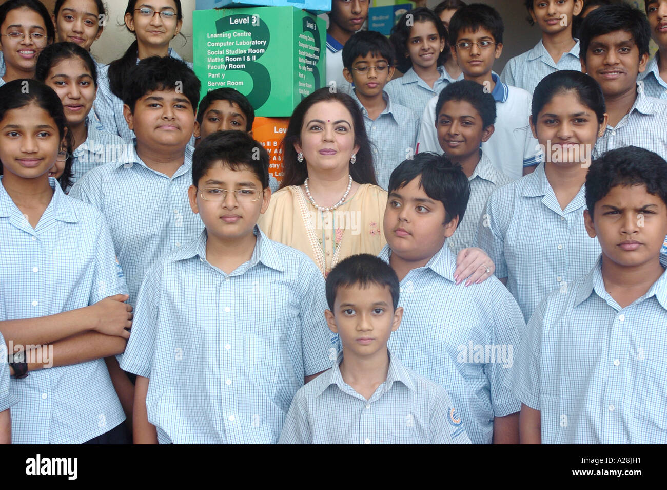VCA76537 Nita Ambani with her son and students of Dhirubhai Ambani International school Stock Photo
