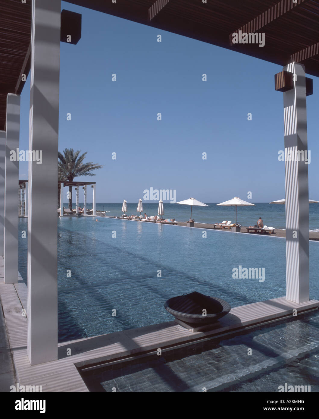 The Chedi Muscat Hotel Infinity Pool, Chedi, Muscat, Masqat Governorate, Sultanate of Oman Stock Photo