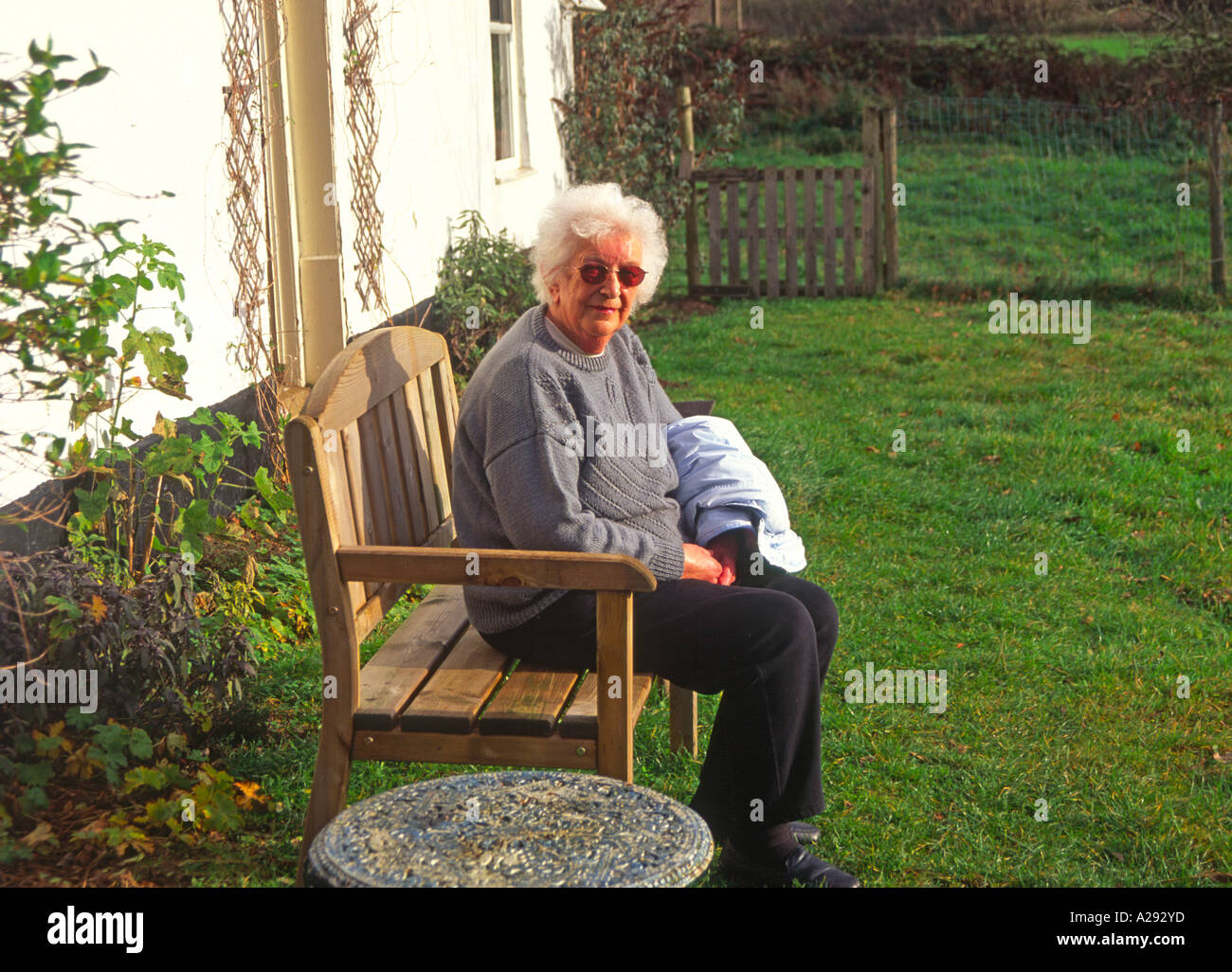 Lady sitting on bench hi-res stock photography and images - Alamy