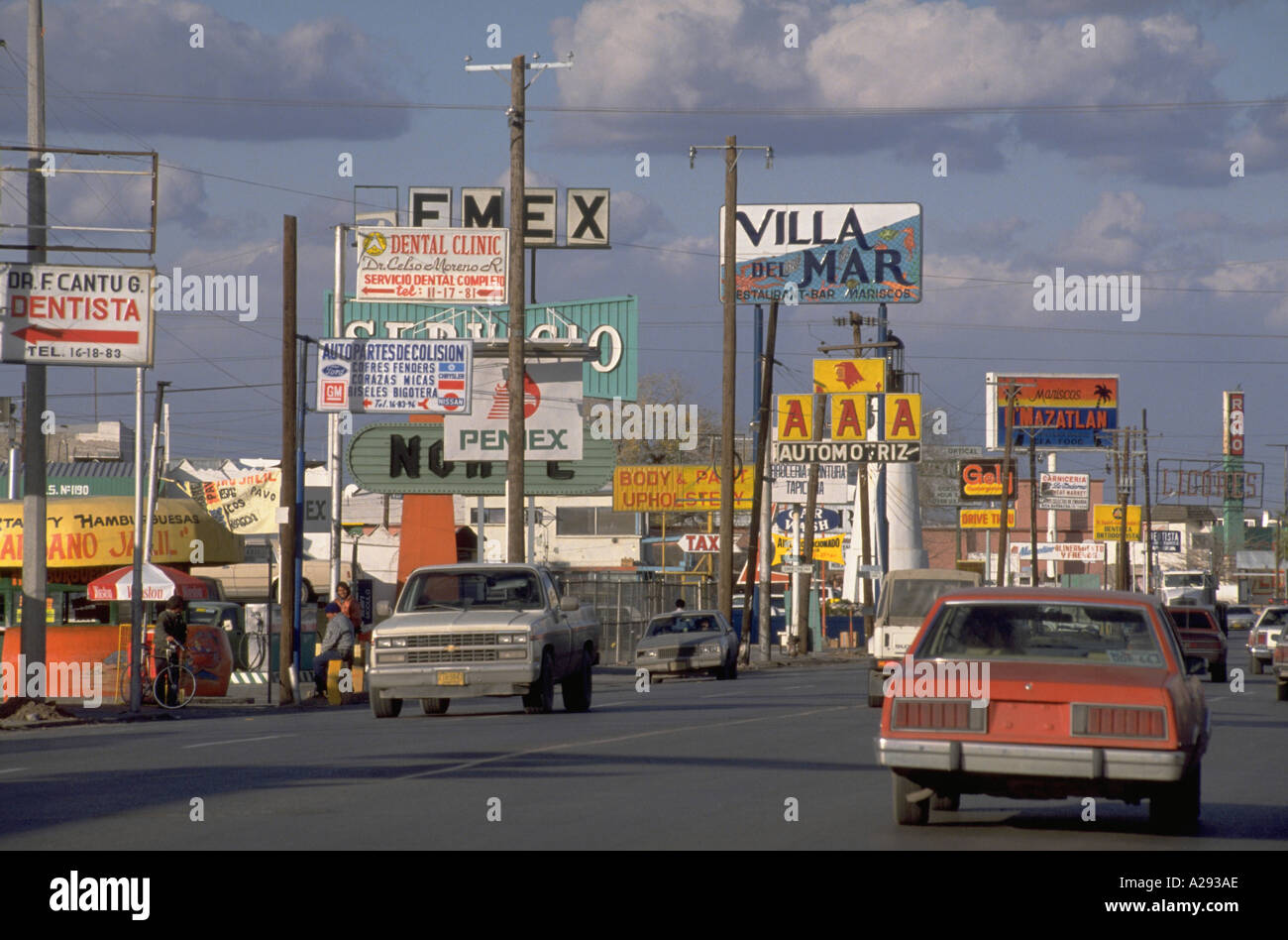 Billboards and traffic on Avenida de las Americas in the border city of Ciudad  Juarez Mexico Stock Photo - Alamy