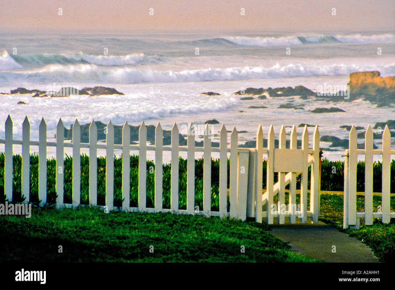 White picket fence gate open hi-res stock photography and images - Alamy