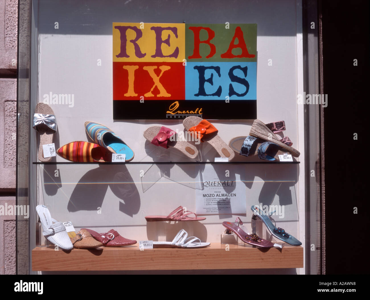 Barcelona, Catalunya, Spain. Window of shoe shop with sale in Catalan Stock Photo Alamy