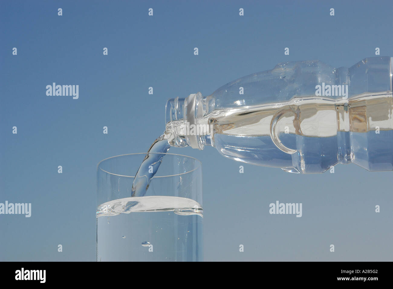 Flasche Wasser Glas Wasser Trinkwasser Stock Photo