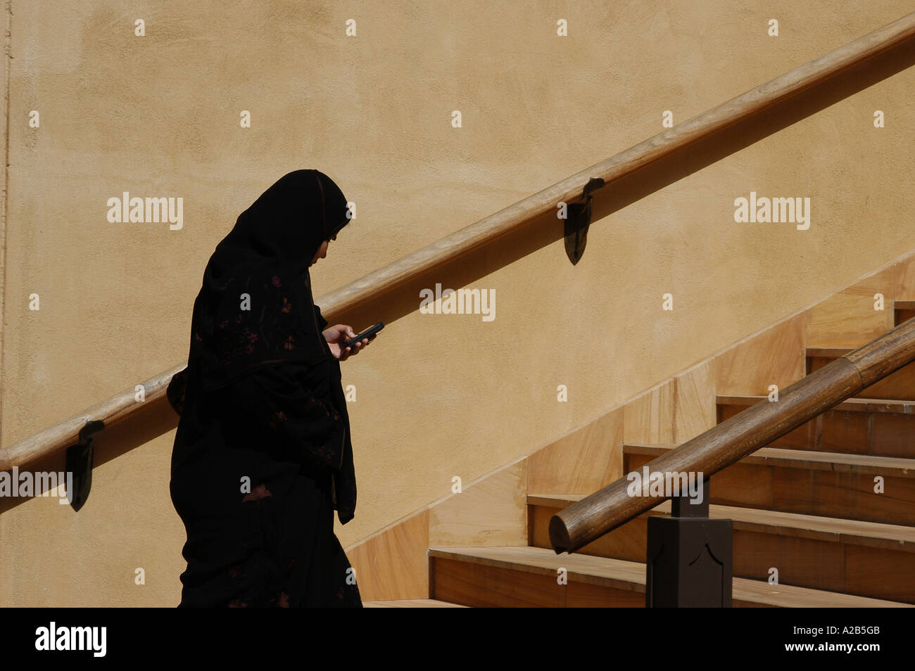 Dubai Muslimin Telefon telefonieren cellphone mobile phone Handy  verschleiert Stock Photo - Alamy