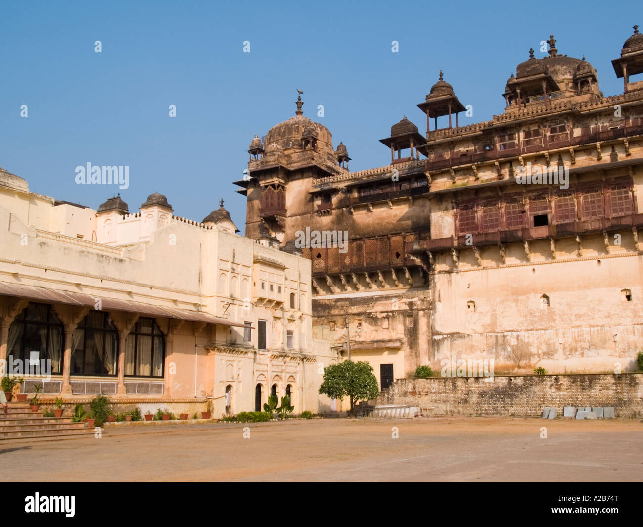 17th century Jahangir Mahal Palace Tiered palace crowned by chhatris domed pavilions Orchha Madhya Pradesh India Stock Photo