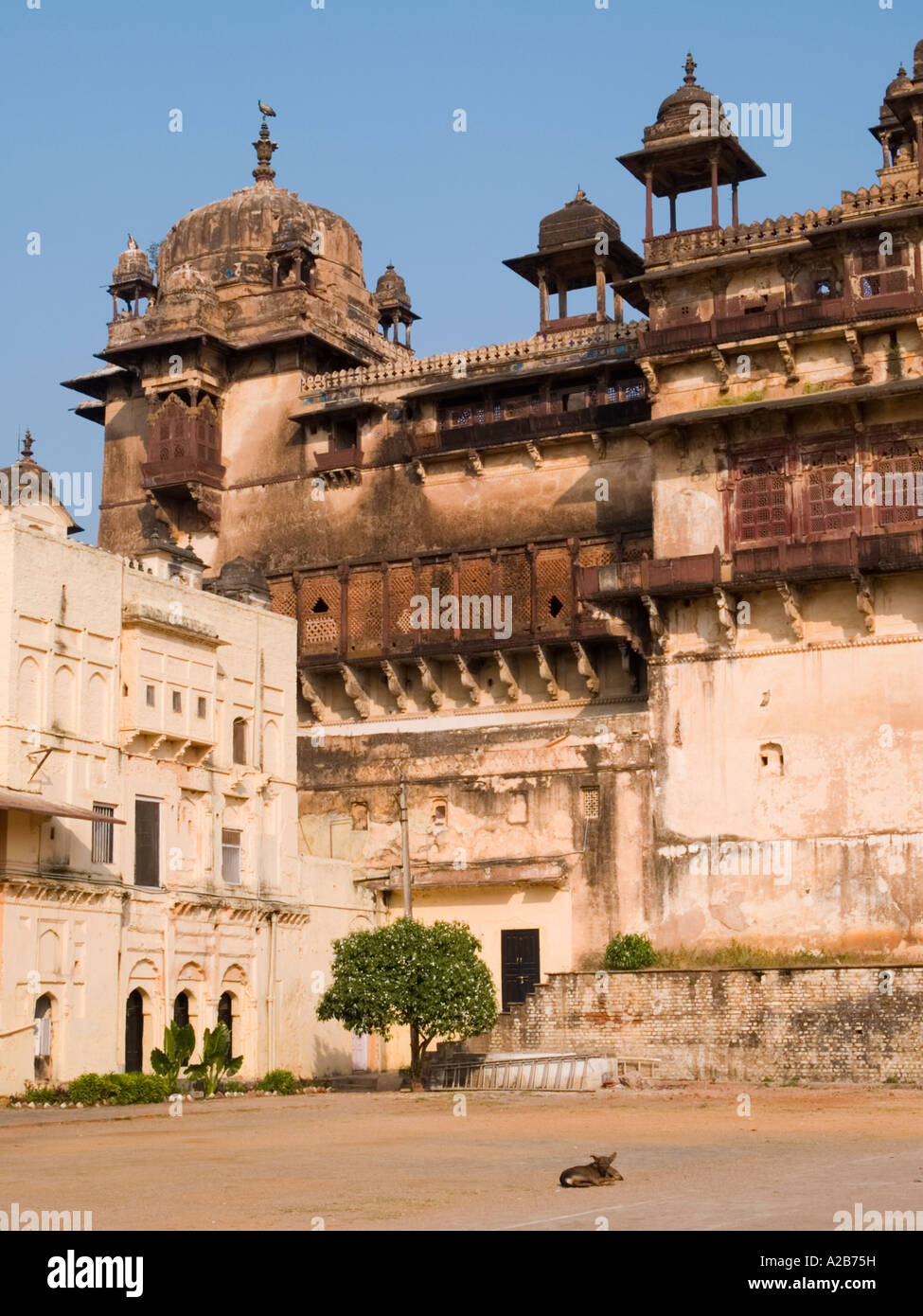 17th century Jahangir Mahal Palace Tiered palace crowned by chhatris domed pavilions Orchha Madhya Pradesh India Stock Photo