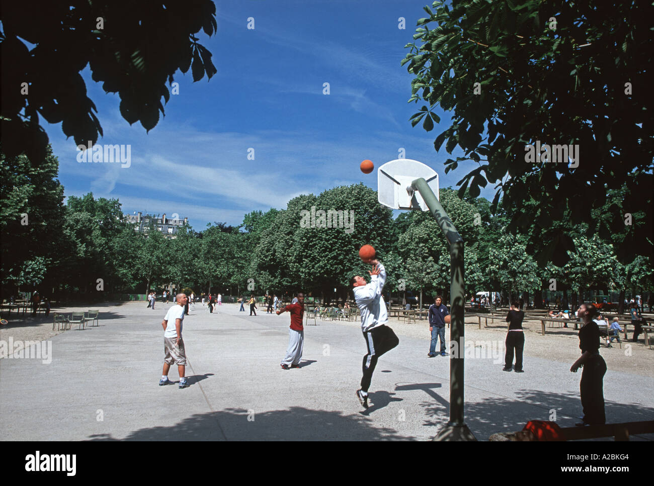 Basketball practice at the Jardin de Luxembourg Paris Stock Photo - Alamy