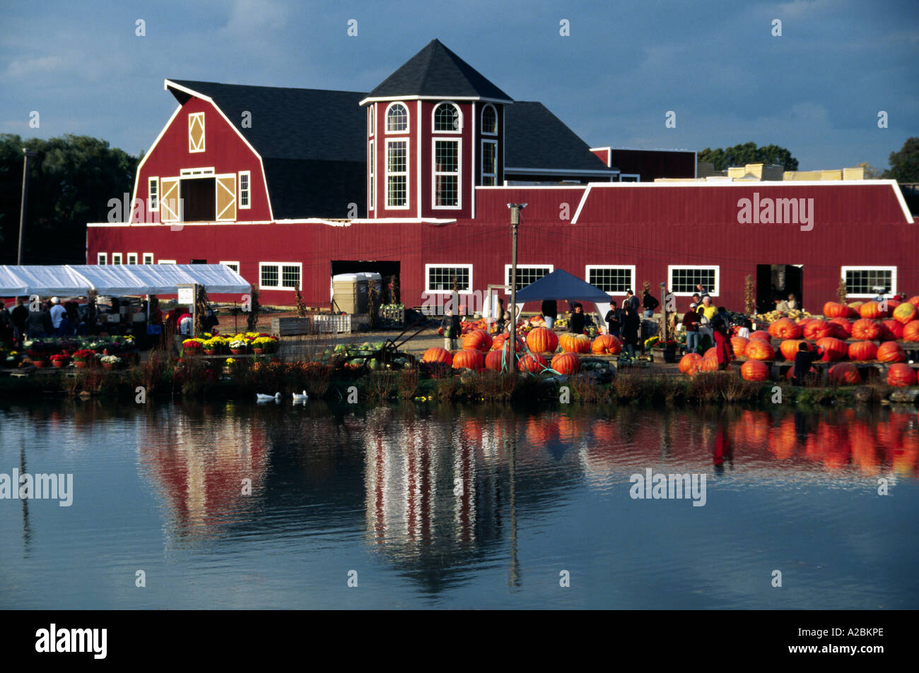 Quaint new england red barn hi-res stock photography and images - Alamy