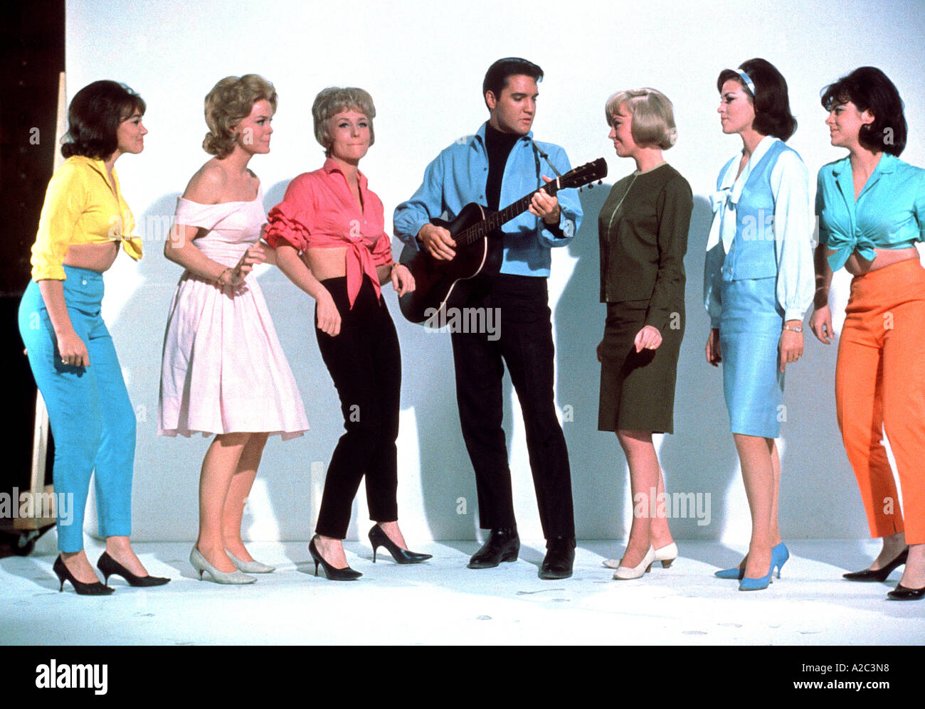 BLUE HAWAII 1961 Hal Wallis film with Elvis Presley and girls including  Joan Blackman second from right Stock Photo