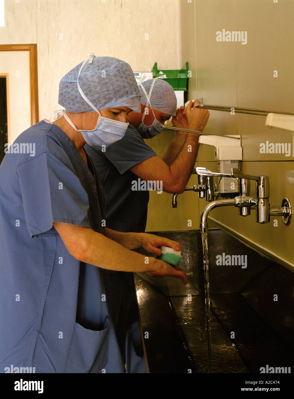 SURGEONS WASHING THEIR HANDS BEFORE OPERATING Stock Photo Alamy